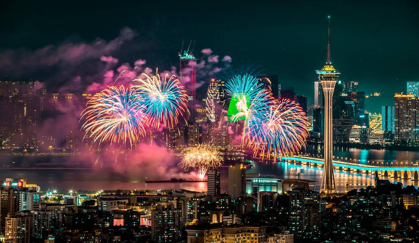 El Concurso Internacional de Fuegos Artificiales de Macao es uno de los eventos más esperados del año en esta ciudad de China, atrayendo a miles de turistas y locales. Fotos GETTY