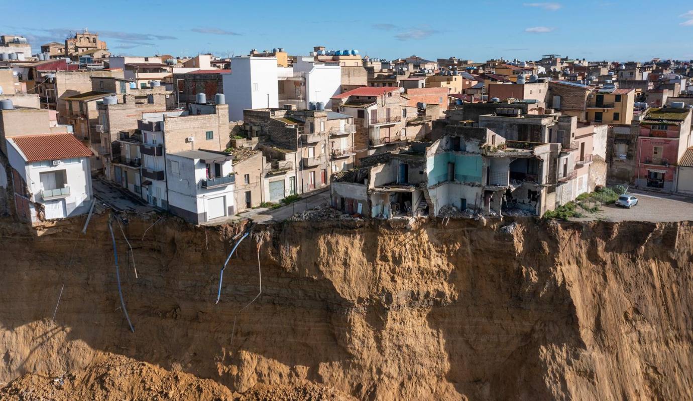 Ante el riesgo inminente de nuevos desprendimientos y el posible colapso de estructuras, las autoridades locales ordenaron la evacuación preventiva de unas 1.500 personas, quienes debieron abandonar sus hogares en cuestión de horas. Foto: GETTY