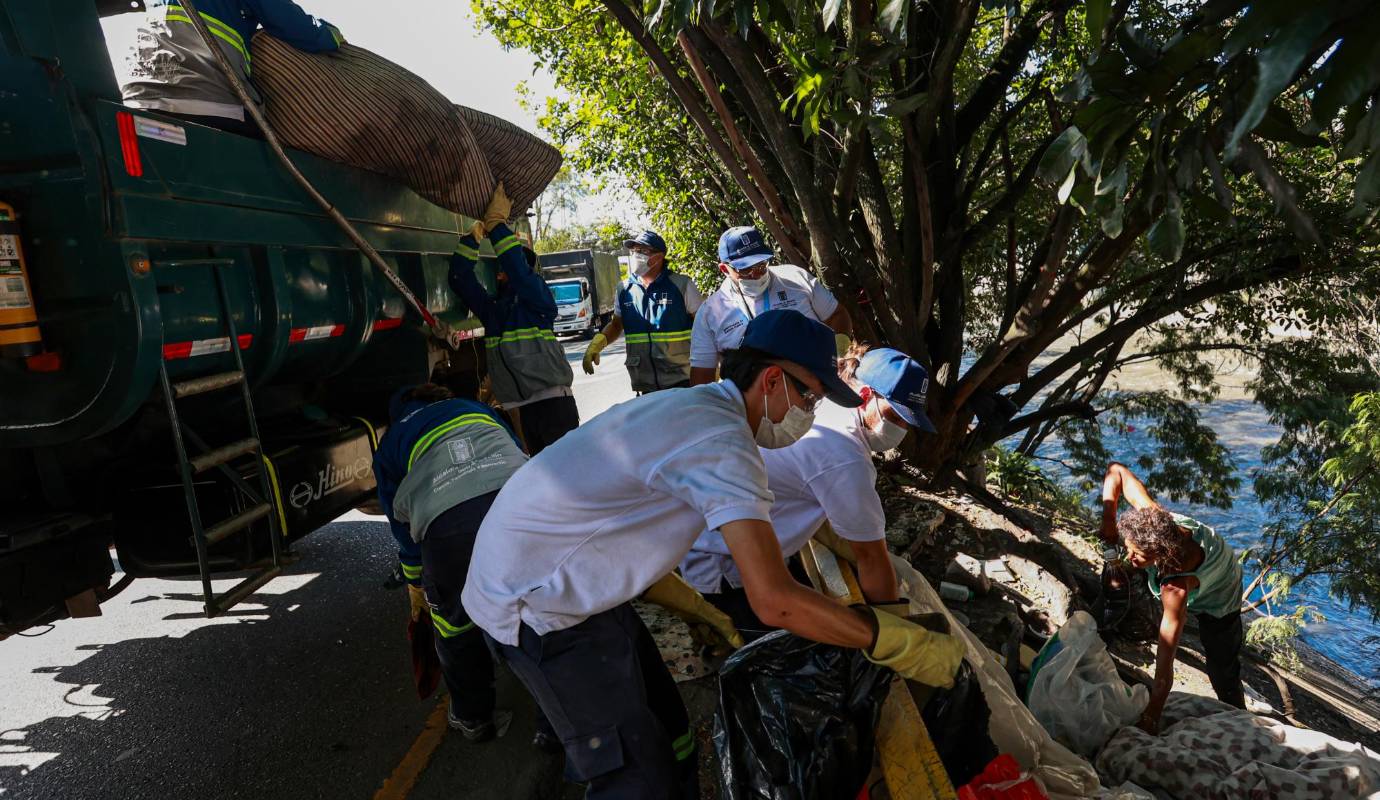 Durante el accionar de las autoridades se desmontaron los cambuches levantados por los habitantes de calle sobre la margen del río desde la Avenida 33 hasta la calle 77, cerca del puente del Mico. Foto: Manuel Saldarriaga Quintero.