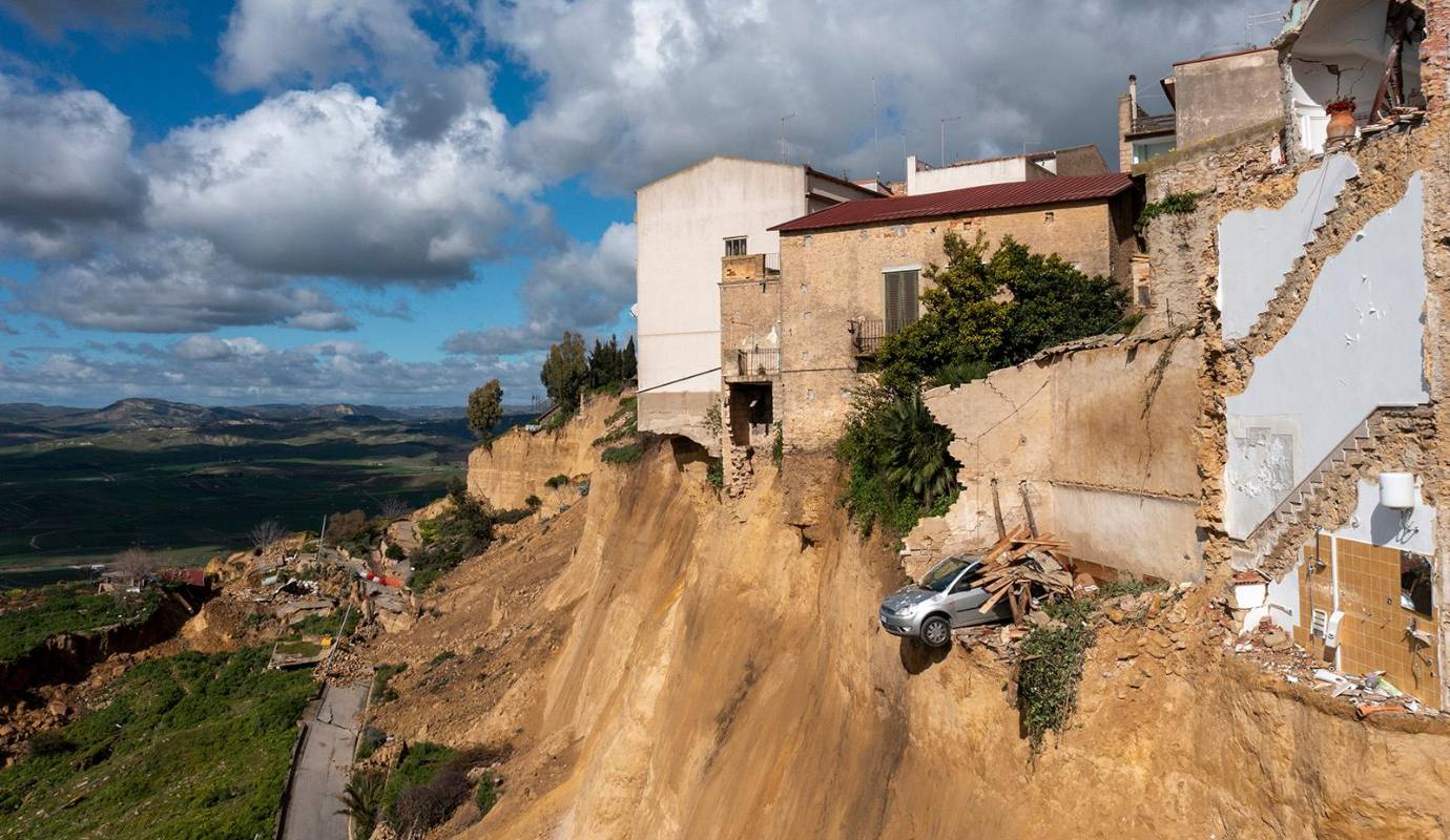 Hasta el momento, las autoridades no han reportado víctimas mortales ni personas heridas, un hecho que ha sido atribuido a la rápida respuesta de los organismos de emergencia y a la evacuación oportuna de la población. Sin embargo, el impacto social y material es considerable, ya que decenas de familias enfrentan la incertidumbre sobre el futuro de sus viviendas. Foto: GETTY