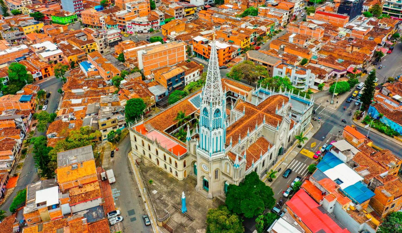Con su trabajo, Ómar Portela invita a los espectadores a apreciar la riqueza arquitectónica de Medellín y a descubrir la ciudad desde una nueva perspectiva. Foto: Camilo Suárez