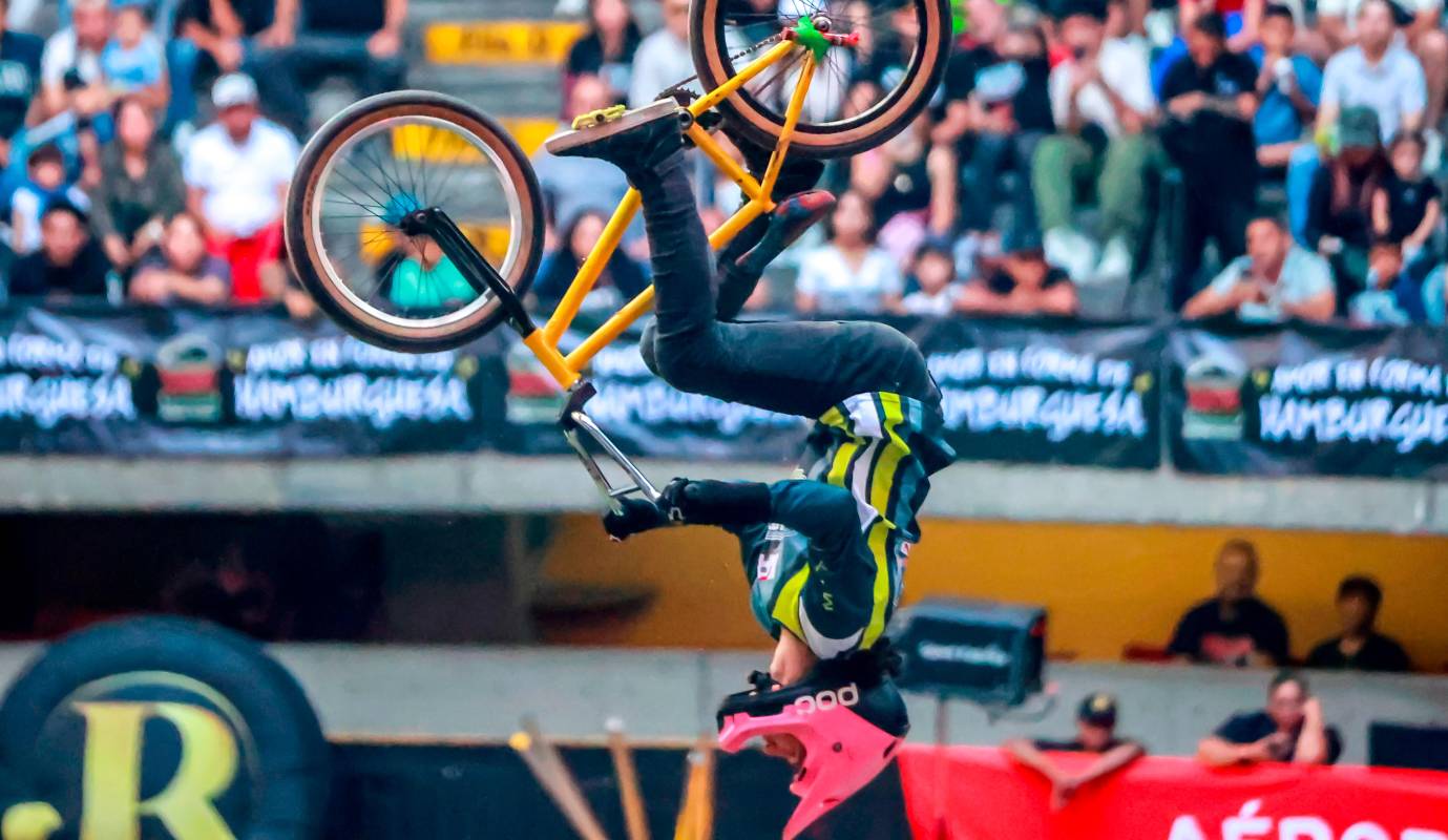El evento no solo se centró en los camiones monstruo. También brillaron los cinco mejores riders de freestyle BMX de Colombia, quienes deslumbraron con sus saltos y acrobacias aéreas. Foto: Manuel Saldarriaga Quintero