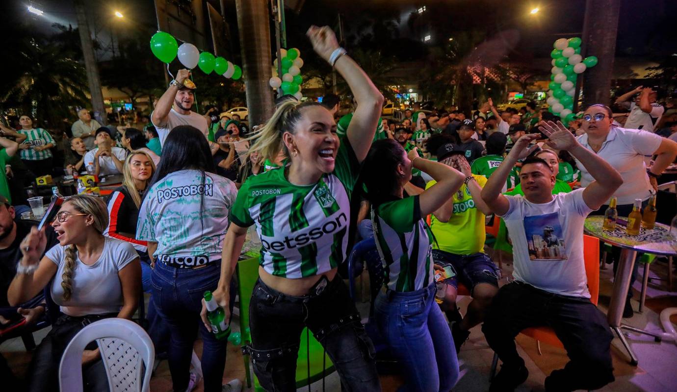 Los hinchas del verde celebraron el tanto de Dairon Asprilla y mantienen la esperanza de alcanzar la estrella 18 este domingo cuando los dirigidos por Efraín Juárez se midan en el Atanasio al Tolima. Foto: Esneyder Gutiérrez