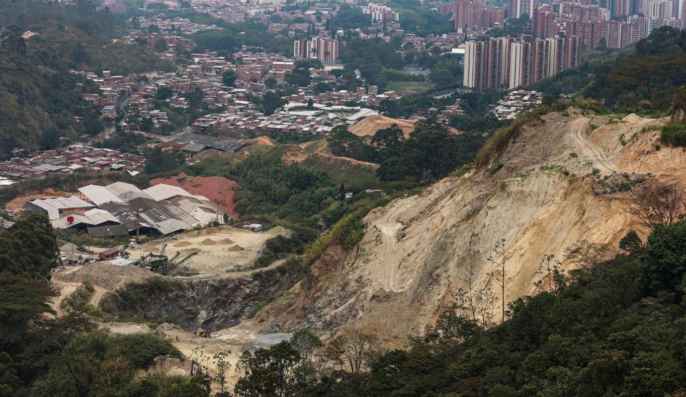 Los vecinos denuncian que la actividad de la cantera ha traído consigo una serie de problemas, como: aumento de la contaminación del aire por el polvo generado por la extracción de material, ruido constante de la maquinaria utilizada, temor a que se produzcan derrumbes o accidentes y afectación a la calidad de vida en general. Foto: Manuel Saldarriaga Quintero.