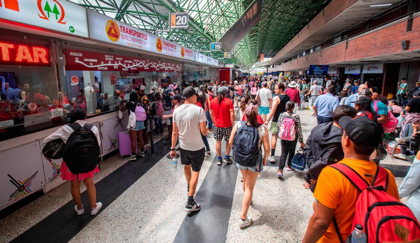 Se estima que cerca de 730.000 pasajeros se movilicen por Terminales Medellín entre el 22 y el 31 de marzo, un aumento aproximado de 40.000 viajeros respecto al mismo periodo de 2023. Foto: Esneyder Gutiérrez 