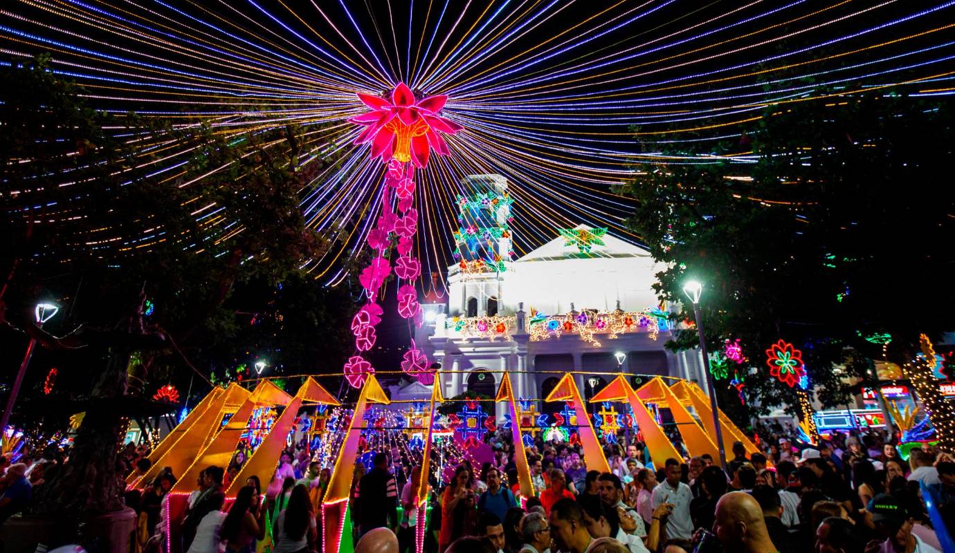 Con el encendido, Envigado se posiciona como el primer municipio del Valle de Aburrá y Colombia en darle oficialmente la bienvenida a la navidad con un mes de anticipación. Foto: Esneyder Gutiérrez