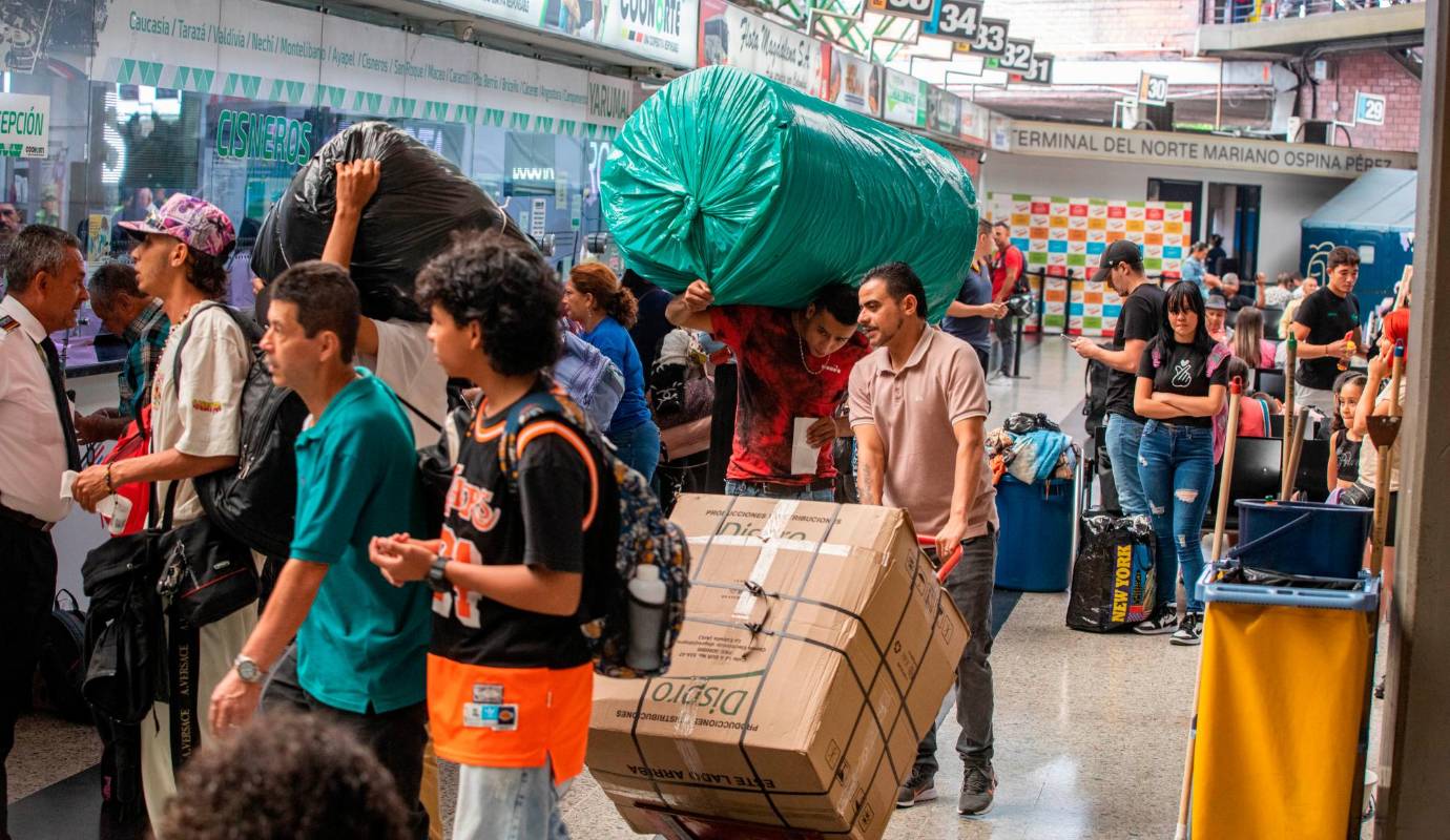El secretario de Movilidad de Medellín, Mateo González, informó que por las terminales de transportes la ciudad esperan que pasen más de 700.000 usuarios, a bordo de entre 52.000 y 55.000 buses. Foto: Esneyder Gutiérrez 