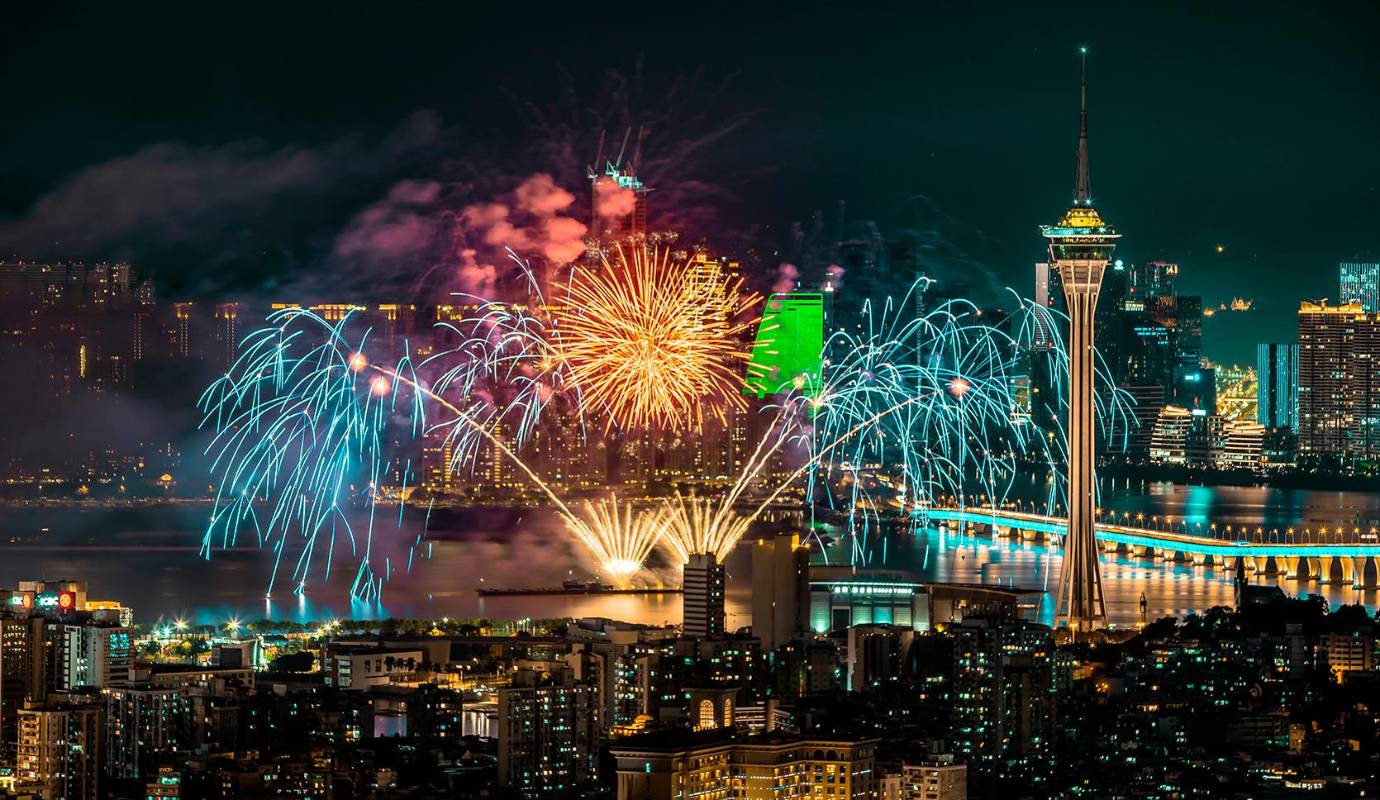 Durante varias noches, el cielo de Macao se ilumina con impresionantes exhibiciones pirotécnicas que combinan color, música y creatividad. Fotos GETTY