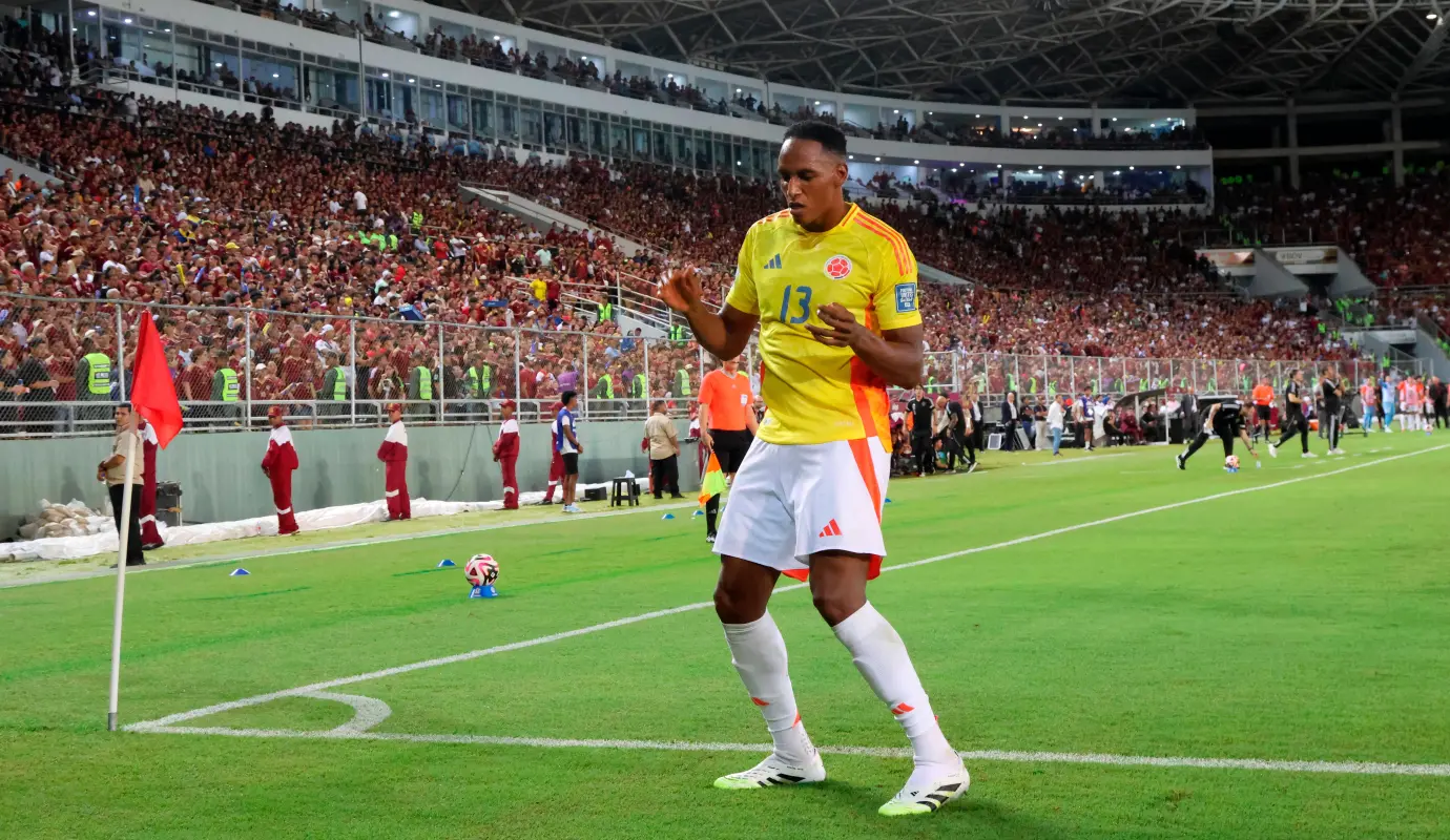 El primer tanto cafetero llegó gracias a la presencia ofensiva de Yerry Mina, que empató el partido 1-1 con un cabezazo imponente. Foto: GETTY