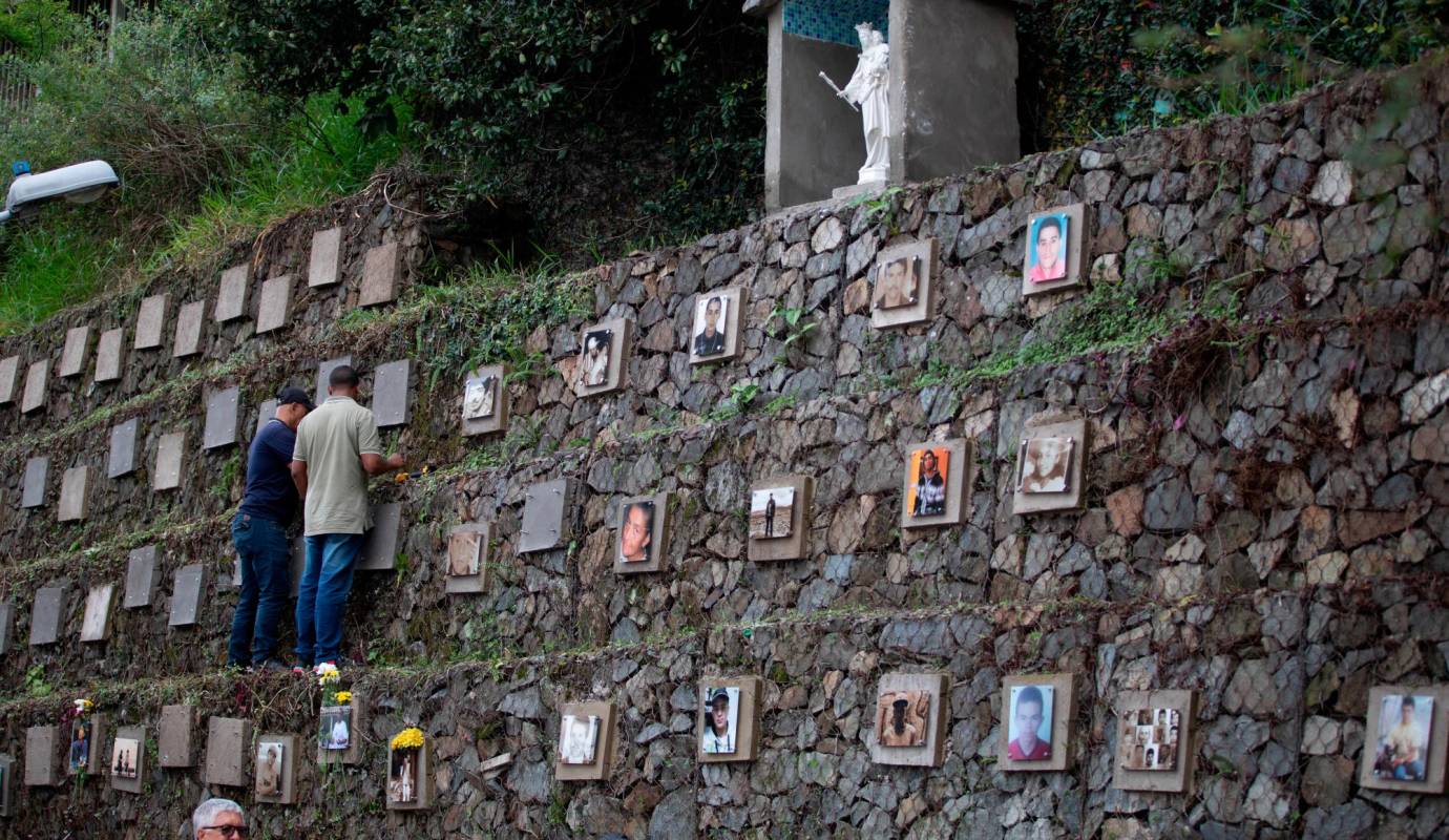 El Memorial de las Ausencias pone a los ausentes en el espacio público y les da un lugar en la memoria social, los devuelve a la ciudad para que nunca sean olvidados Foto: Esneyder Gutiérrez 