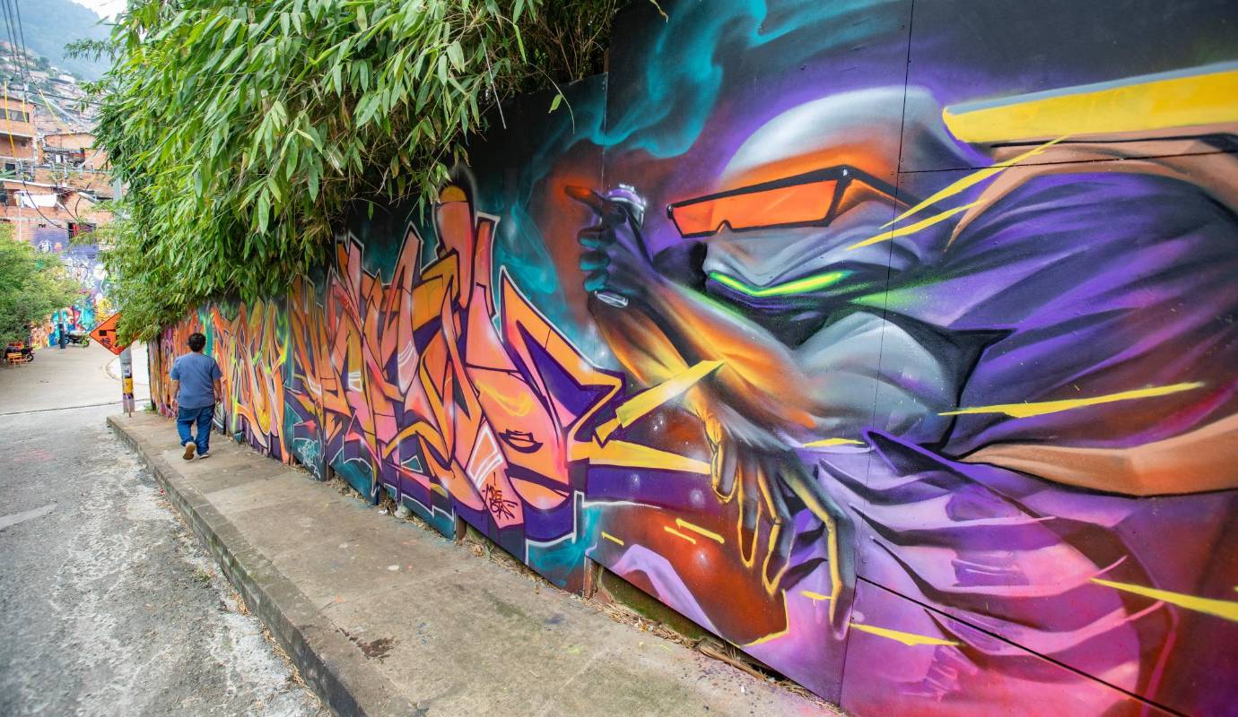 Además de proteger la memoria de la comuna y su gente, el Museo Urbano de la Memoria, según su director David Ocampo, ha ofrecido en los últimos años la posibilidad de fortalecer un turismo comunitario que impulsa toda una economía barrial. Foto: Esneyder Gutiérrez Cardona 
