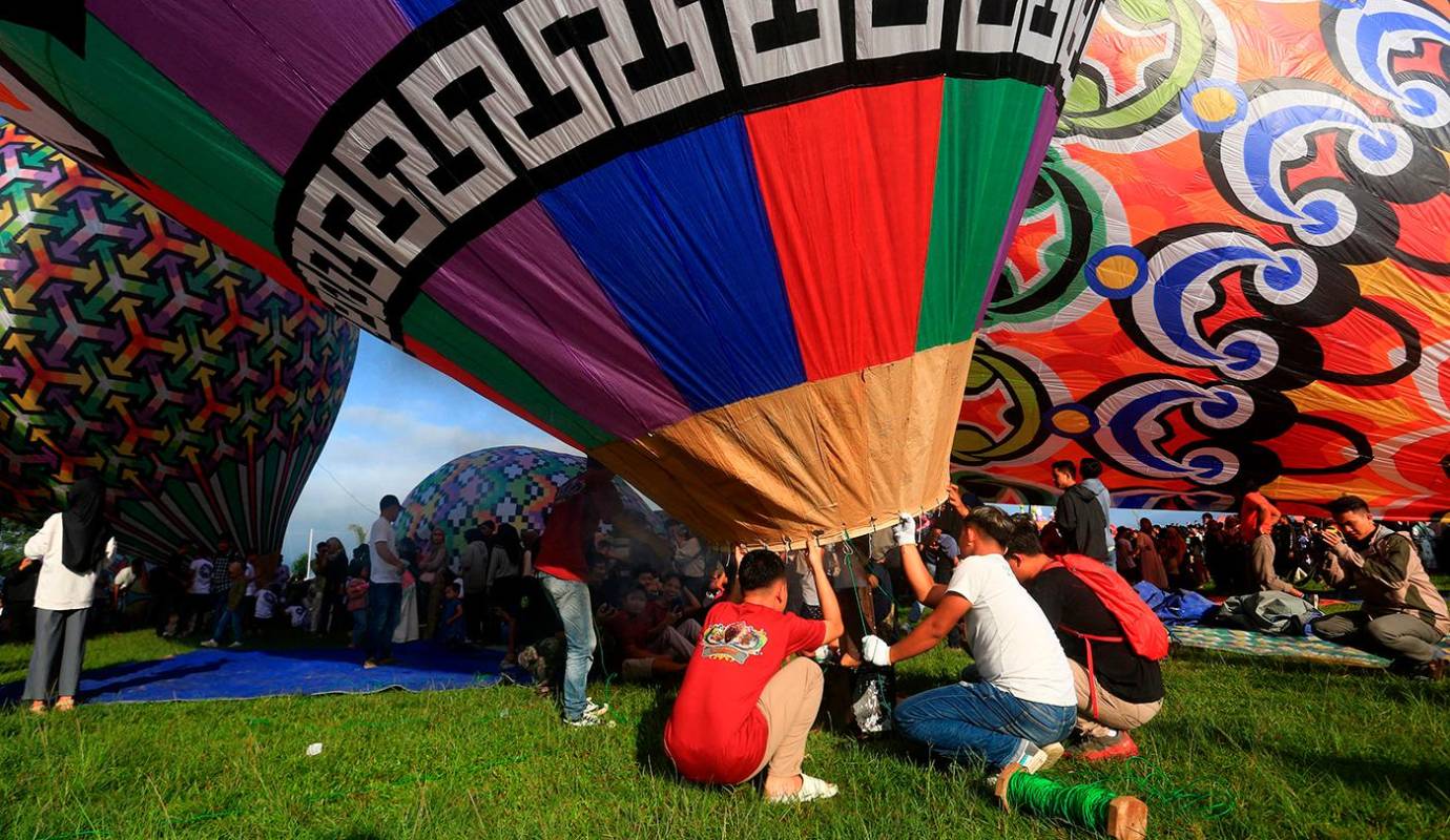 Los globos, que se elevan hacia el cielo como símbolos de esperanza y alegría, representan el fin de un mes de reflexión espiritual y el comienzo de un nuevo capítulo lleno de felicidad y prosperidad. Foto: AFP