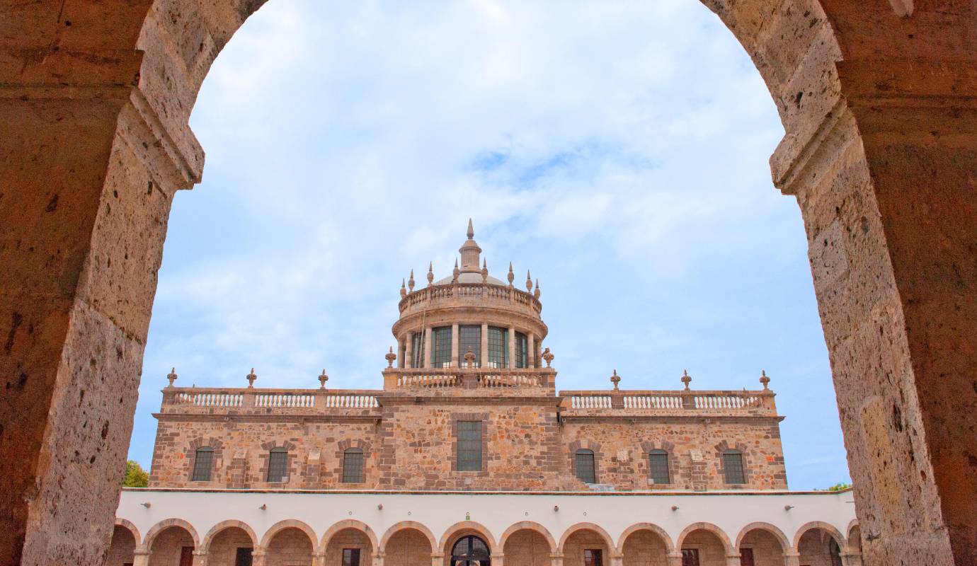 El Museo Cabañas, es el corazón cultural de Guadalajara, famoso por albergar los monumentales murales de José Clemente Orozco y declarado Patrimonio de la Humanidad por la UNESCO. Foto: Oficina de Visitantes y Convenciones de Guadalajara