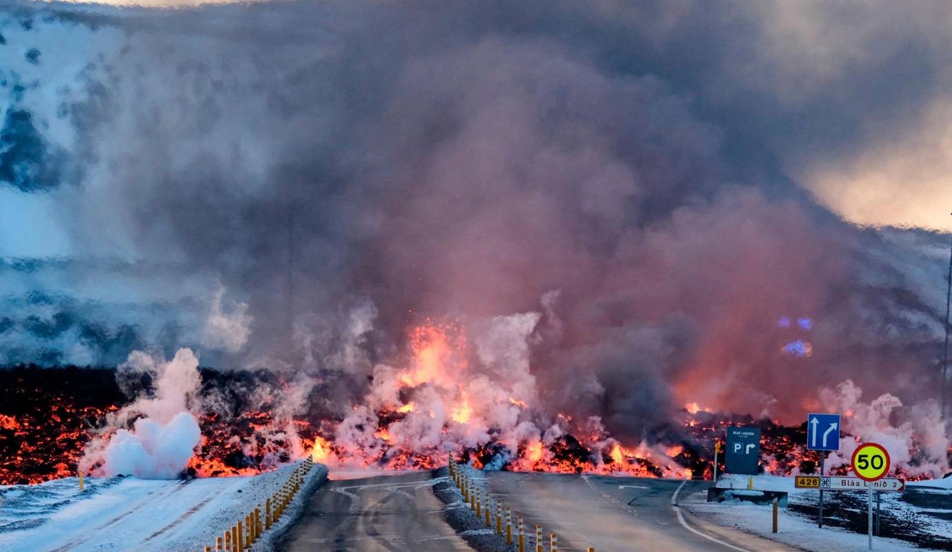 La lava fundida destruyó la carretera que conduce al famoso destino turístico “Laguna Azul” cerca de la ciudad de Grindavik. Foto: AFP