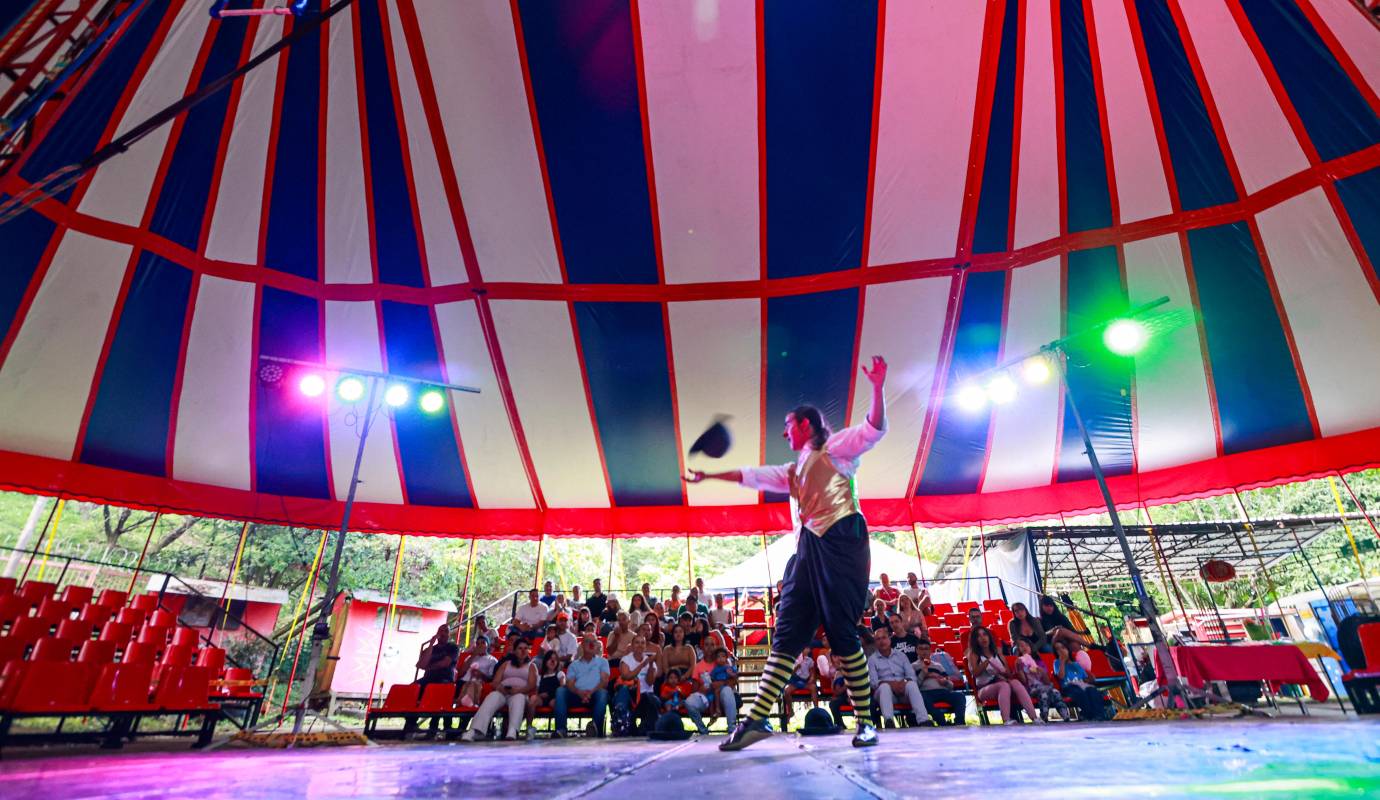 Con la reciente inauguración, el Circo Medellín se propone cautivar a su público con una serie de espectáculos gratuitos que abarcan lo mejor del arte circense. Foto: Manuel Saldarriaga Quintero.