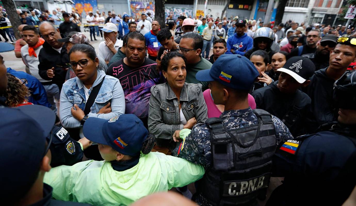 Según observadores internacionales, los resultados son extraños, ya que desde las 11:00 p.m. de ayer, el CNE no había emitido el primer boletín de resultados. . Foto: GETTY