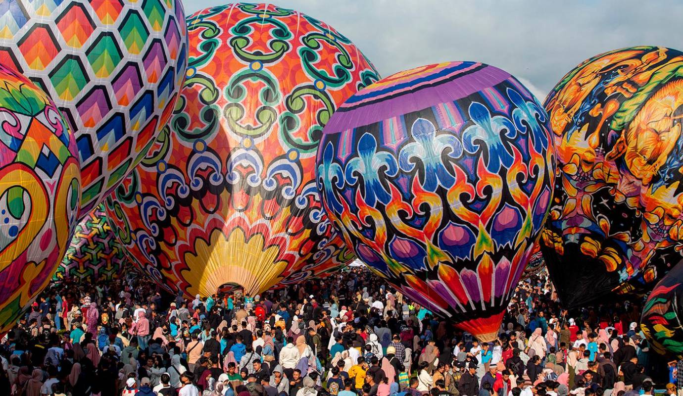 El festival de globos es una tradición popular en muchas regiones de Indonesia que se realiza anualmente desde 1950 como parte de las celebraciones del final del Ramadán, el mes sagrado de ayuno para los musulmanes. Foto: AFP