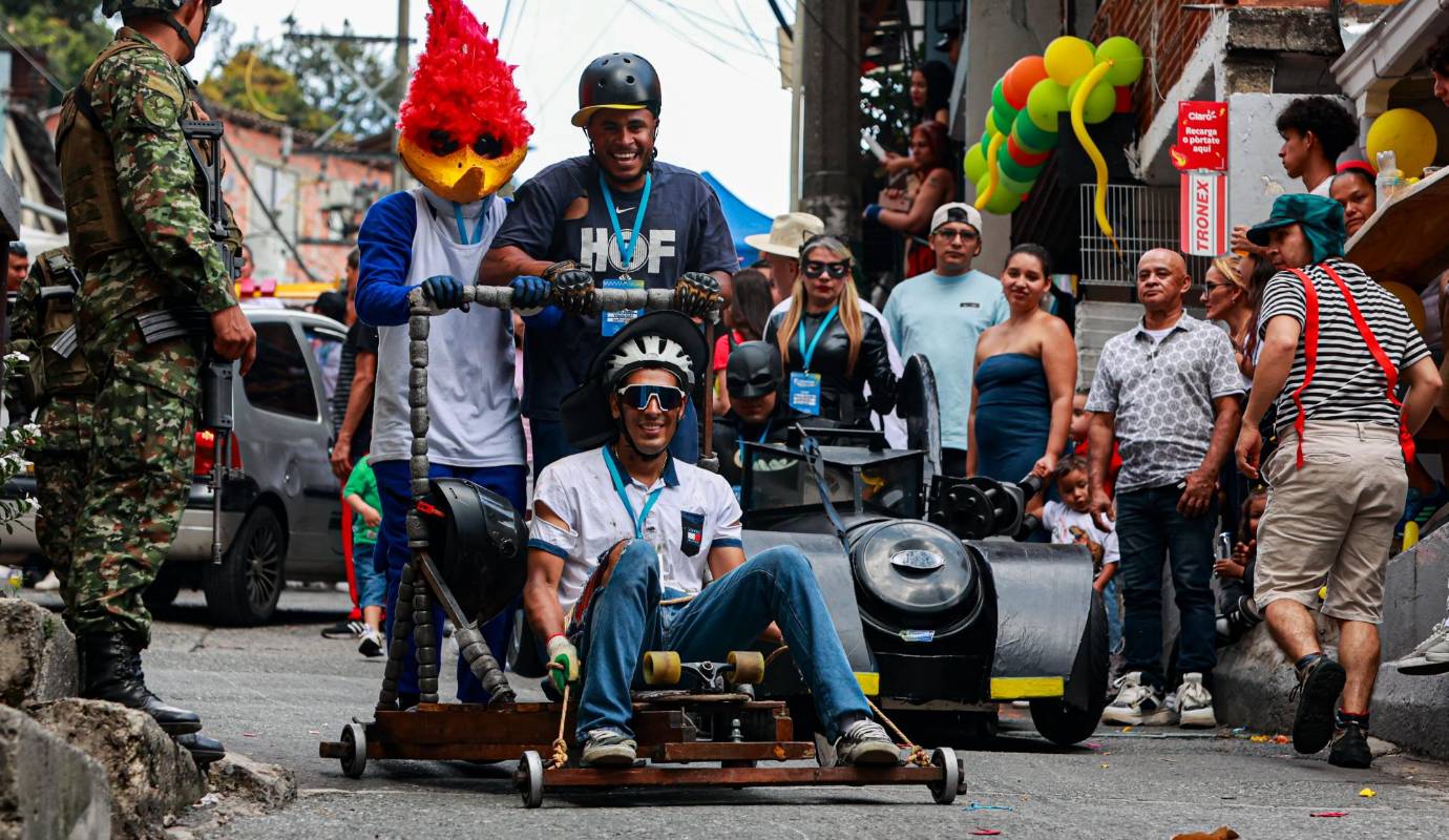 Los vehículos, construidos de manera artesanal, descendieron a toda velocidad por las lomas, regalando momentos de alta emoción a los asistentes. Foto: Manuel Saldarriaga Quintero.