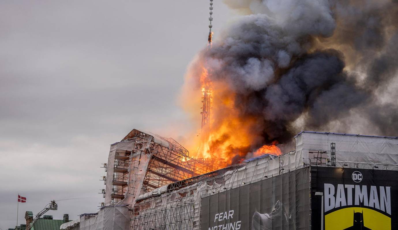 Las llamas, que comenzaron alrededor de las 7:30 am hora local, devoraron rápidamente el edificio, provocando que su icónica aguja central de 54 metros se derrumbara. Foto: AFP