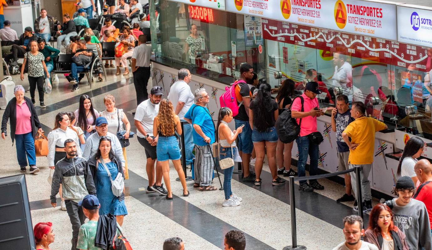 El secretario de Movilidad de Medellín, Mateo González, informó que por las terminales de transportes la ciudad esperan que pasen más de 700.000 usuarios, a bordo de entre 52.000 y 55.000 buses. Foto: Esneyder Gutiérrez 