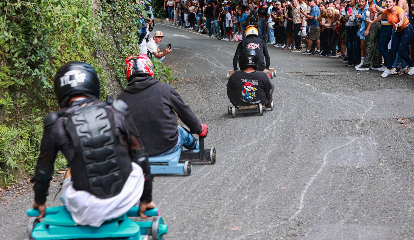 Los amantes de la velocidad pudieron disfrutar de las emocionantes carreras, donde los participantes demostraron sus habilidades al volante de estos ingeniosos vehículos. Foto: Manuel Saldarriaga Quintero.