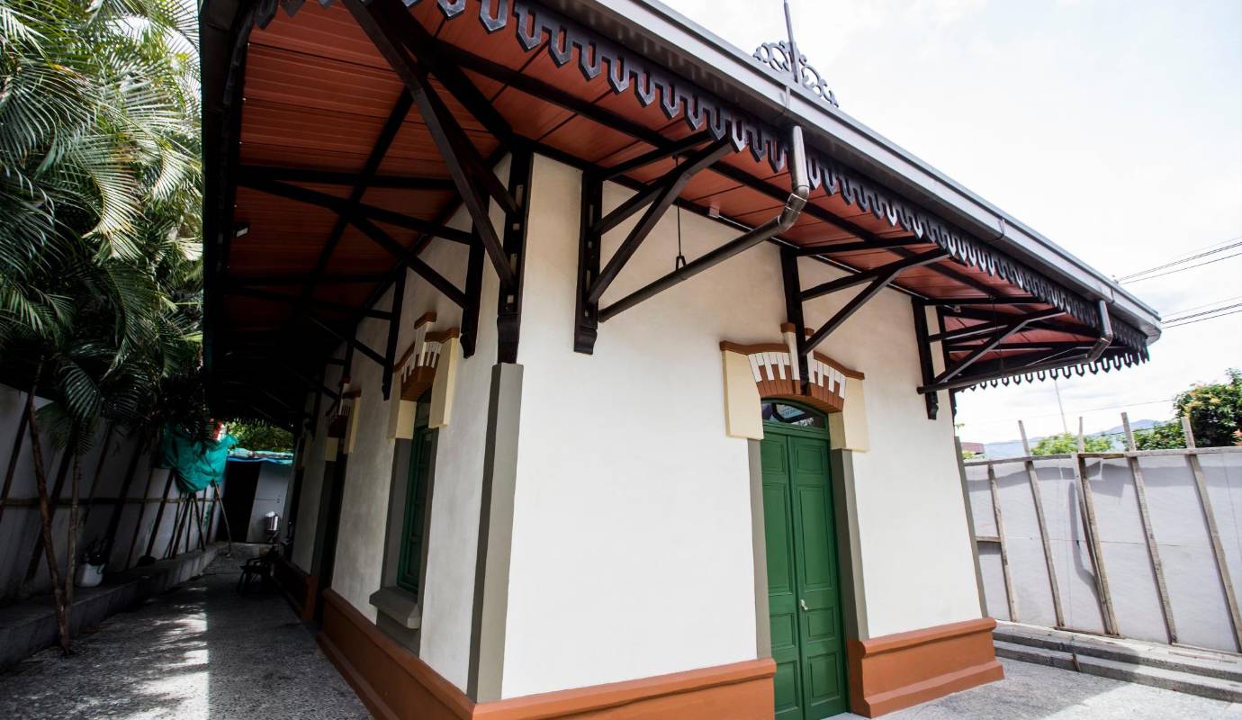 La vandalizada estación del bosque, fue restaurada y ahora la comunidad quiere que se le conozca como biblioteca popular Betsabé Espinal. Foto: Julio César Herrera