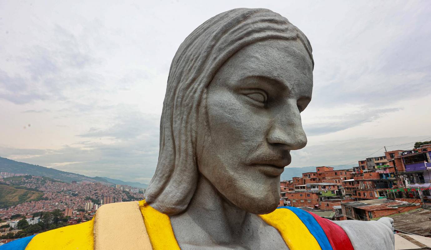 La construcción del Cristo Paisa fue un proceso complejo que requirió de la colaboración de un equipo multidisciplinario de ingenieros, diseñadores y artistas. La utilización de la tecnología de impresión 3D permitió crear una escultura de gran detalle y precisión, con una apariencia realista y una resistencia a la intemperie. Foto: Manuel Saldarriga Quintero.