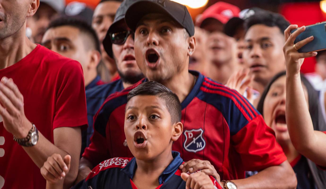 El fútbol es una excusa perfecta para compartir en familia. Los aficionados del rojo lo hicieron este domingo en el sector del estadio. Foto: Carlos Velásquez