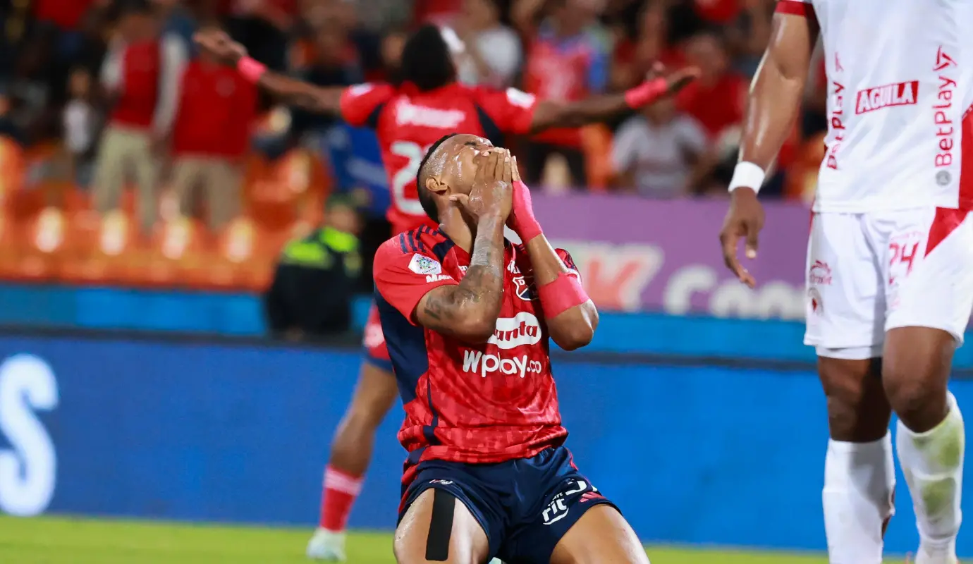 En el inicio de los cuadrangulares semifinales de la Liga colombiana, el Deportivo Independiente Medellín (DIM) dejó escapar una valiosa oportunidad de sumar tres puntos y terminó con un empate 1-1 frente al América de Cali. Foto: Manuel Saldarriaga Quintero.