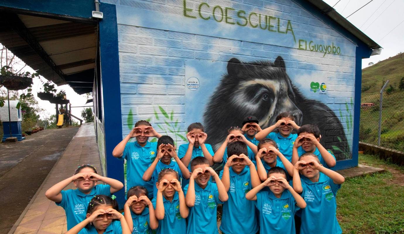 En Valparaíso, gracias a la Ecoescuela El Guayabo, se ha transformado y ahora la fachada está decorada por un oso de anteojos. Los niños de esta Ecoescuela, en la zona más alta del municipio, escogieron al oso de anteojos como símbolo de la escuela. El animal habita las zonas boscosas de su territorio. Foto: Esneyder Gutiérrez 