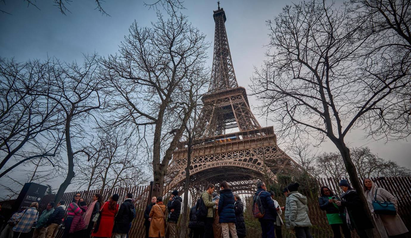 La Torre Eiffel seguirá cerrada este viernes por quinto día consecutivo debido a una huelga de personal, informó un delegado sindical. Foto: AFP