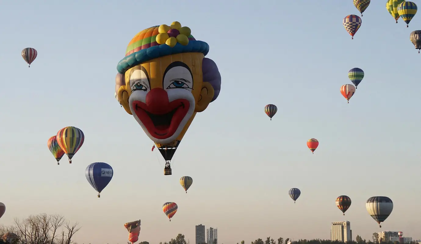 El cielo de León, en el estado de Guanajuato, México volvió a convertirse este año en un espectáculo visual durante el Festival Internacional del Globo 2025, uno de los eventos aerostáticos más importantes de América Latina. Foto: AFP