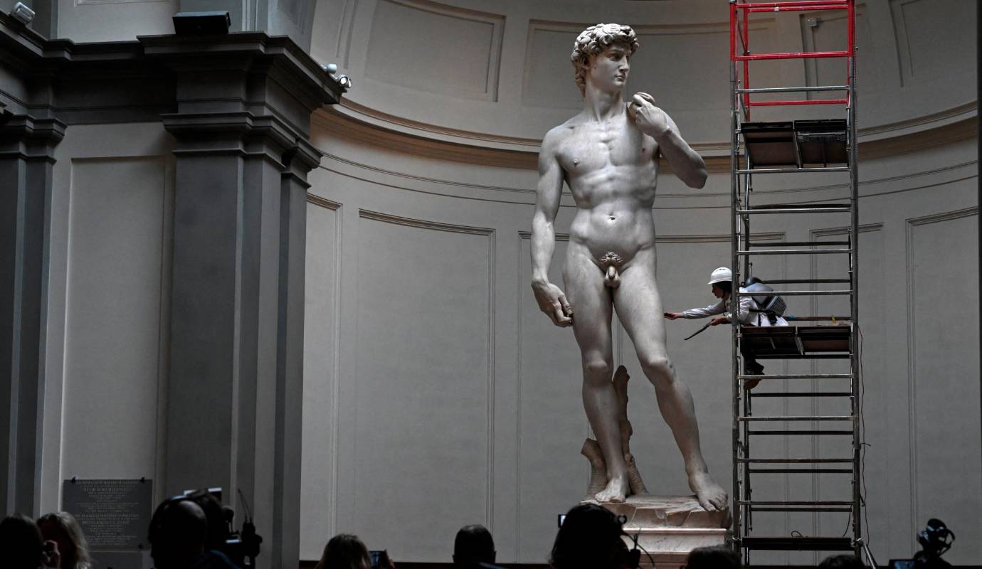 Eleonora pucci es la restauradora personal del David y varias veces al año se monta en un andamio para realizar este trabajo. Foto: AFP