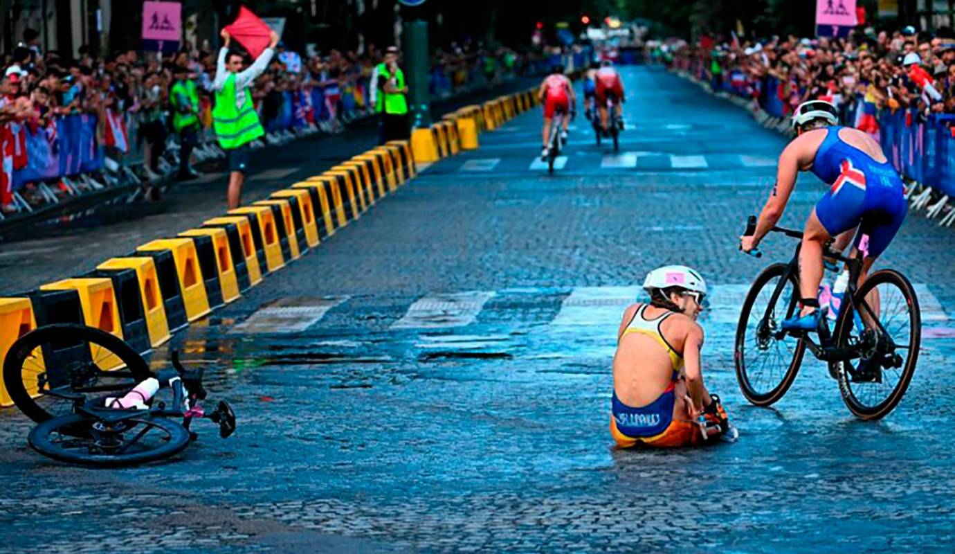 La atleta colombiana Carolina Velásquez demostró su increíble fortaleza y determinación durante la prueba de triatlón olímpico, a pesar de sufrir una caída en la etapa de ciclismo. En la etapa de ciclismo, Velásquez perdió el control de su bicicleta en una curva cerrada, lo que resultó en una caída aparatosa. A pesar del contratiempo y las visibles heridas, la triatleta se levantó rápidamente y continuó la carrera, recibiendo una ovación del público por su valentía y espíritu deportivo. Foto: GETTY