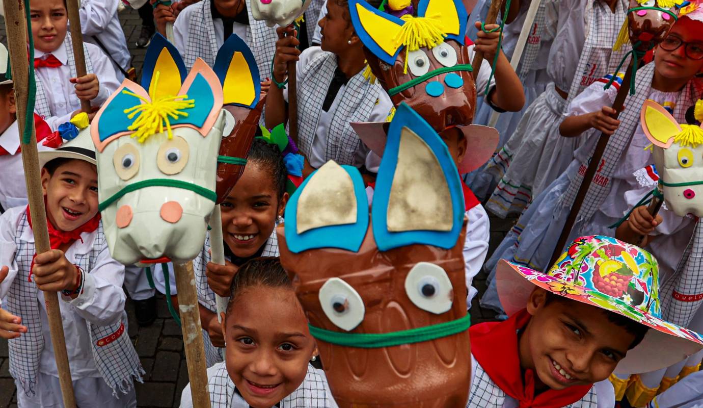 La Cabalgata Infantil con Caballitos de Palo, en particular, se consolida como una tradición que simboliza la alegría, la unión y el orgullo por las raíces paisas en el marco de la Feria de las Flores. Foto: Manuel Saldarriaga Quintero.