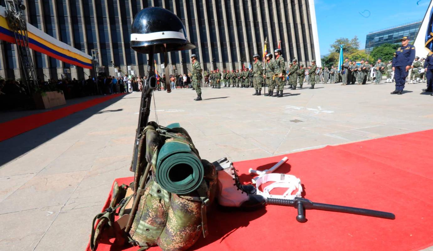 Aunque la capital antioqueña no contó con el tradicional desfile militar del 20 de julio, se realizó un acto conmemorativo en La Alpujarra, el centro administrativo de la ciudad. Foto: Esneyder Gutiérrez