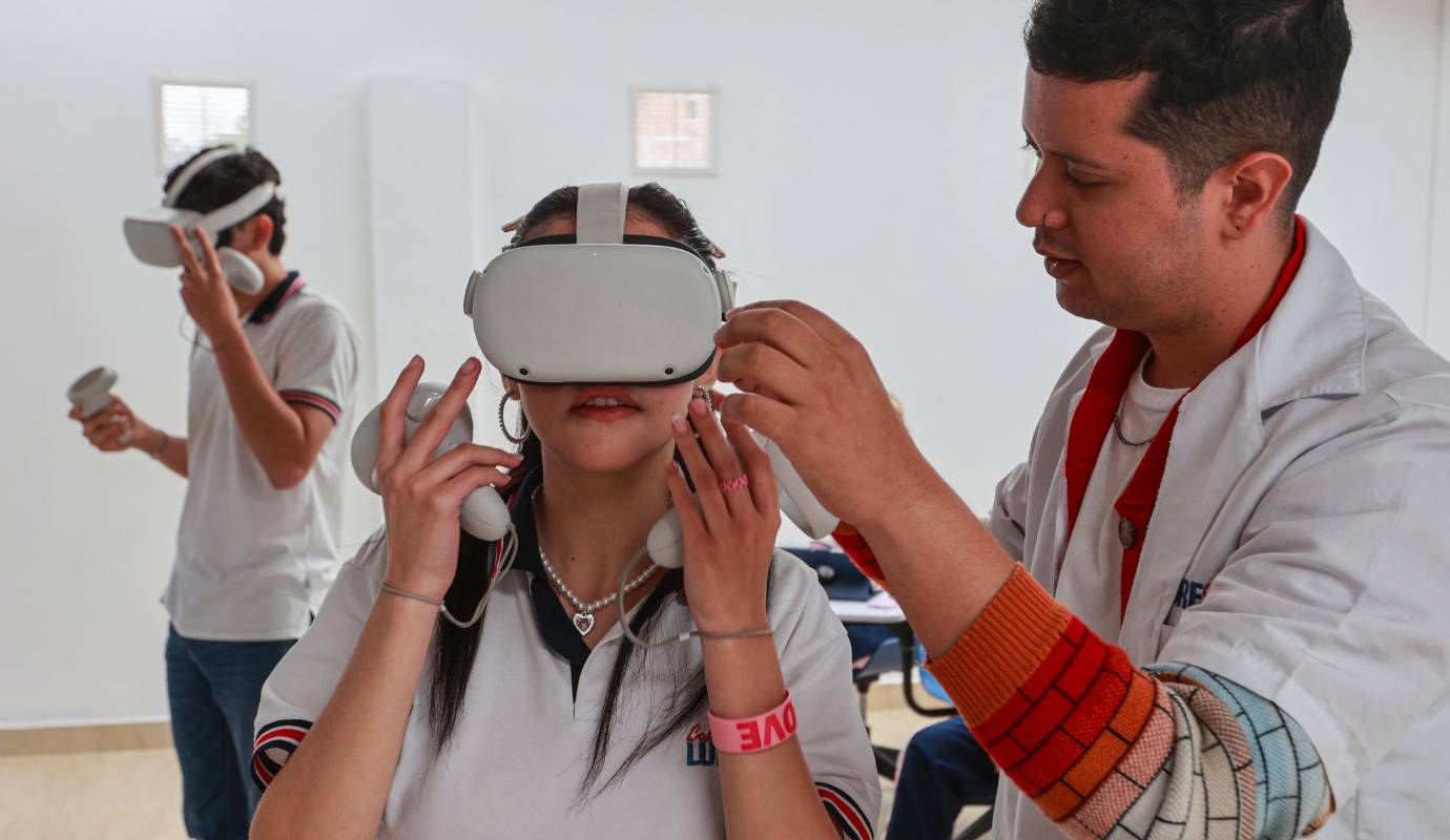 La aula interactiva está dotada con gafas de realidad virtual que permiten crear obras de arte y visitar otras ciudades del mundo. Foto: Manuel Saldarriaga Quintero