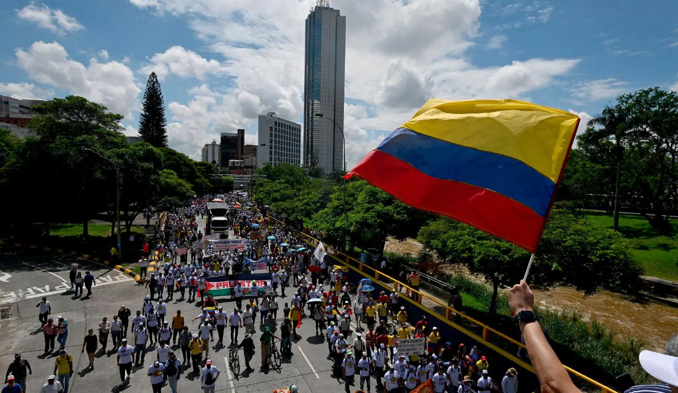 Marcha en la ciudad de Cali. Las autoridades confirmaron que, a lo largo del país, las manifestaciones se desarrollaron sin disturbios, lo que fue valorado positivamente tanto por los organizadores como por la ciudadanía. Foto: AFP