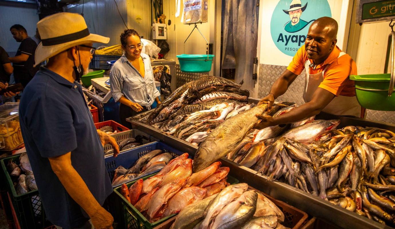 Según cifras del Ministerio de Agricultura, solo para la Semana Santa de este año se espera que los colombianos demanden 47.000 toneladas de pescado, lo representaría un aumento de 6% frente a la misma temporada del 2023. Foto: Carlos Velásquez
