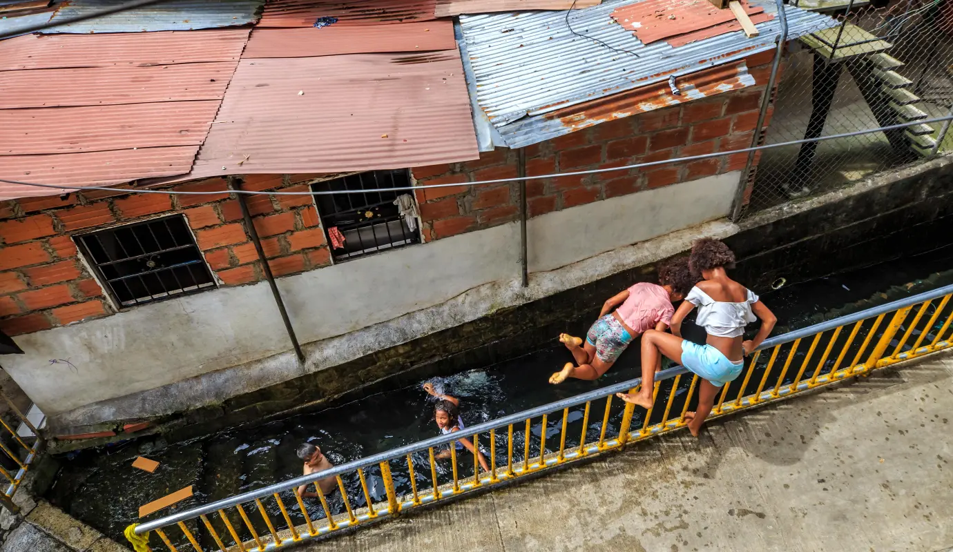 Tiene un metro de ancho por unos doce metros de largo. A una persona de 1,70 metros el agua le llega a las pantorrillas en la parte más superficial y le tapa hasta poco más arriba del ombligo en la más profunda. Foto : Camilo Suárez Echeverry