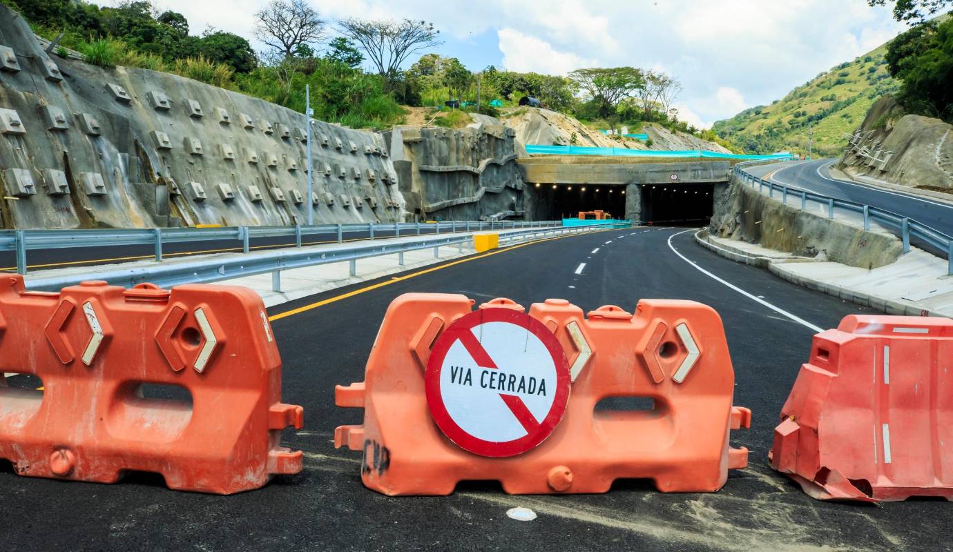 Hay que recordar que las dos autopistas que le siguen, Pacífico 2 (Bolombolo-La Pintada) y Pacífico 3 (La Pintada-Eje Cafetero), ya están en servicio; sin embargo, Pacífico 1 aún no ha podido concluir sus frentes y reporta un avance general de obra de más del 97%, según la ANI. Foto: Camilo Suárez Echeverry