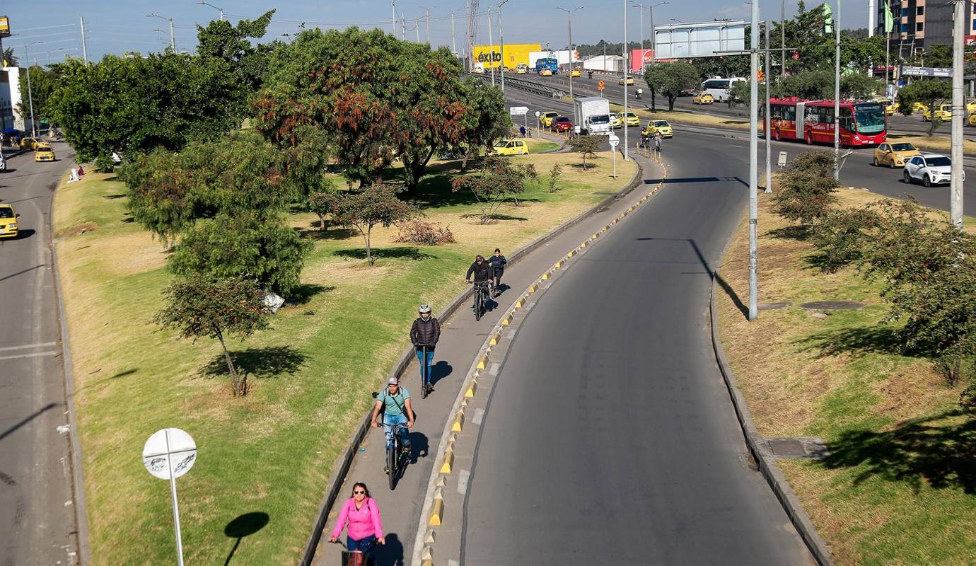 Esta iniciativa, que se ha convertido en una tradición en la capital, busca reducir la contaminación ambiental, mejorar la calidad del aire y fomentar el uso de medios de transporte más saludables como la bicicleta y el transporte público. Foto: Colprensa