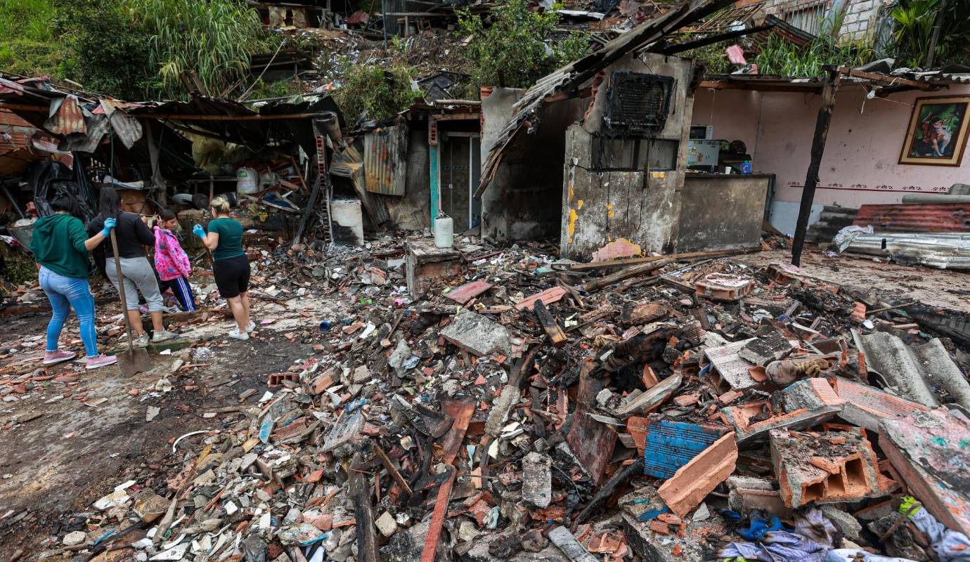 La explosión ha generado gran conmoción entre los habitantes de la vereda Salinas, quienes se mostraron sorprendidos por la magnitud del incidente. Muchos de ellos perdieron enseres y tuvieron que ser reubicados temporalmente en casas de familiares o amigos. Foto: Manuel Saldarriaga Quintero.