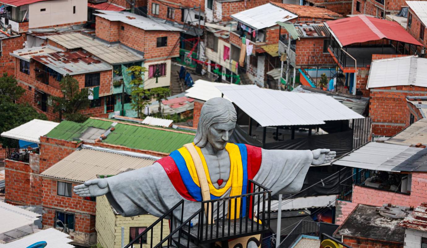 La elección de la Comuna 13 para albergar esta obra no es casual. Este sector de la ciudad, que en el pasado fue sinónimo de violencia y conflicto, ha experimentado una notable transformación en los últimos años gracias a iniciativas culturales y sociales. Foto Manuel Saldarriaga Quintero.