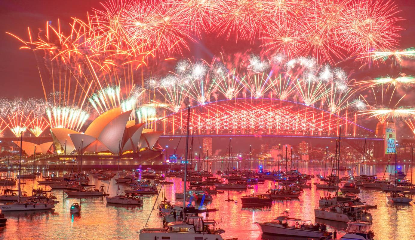 Los fuegos artificiales iluminaron el cielo nocturno sobre el puente del puerto de Sídney y la Ópera de Sídney durante las celebraciones de Año Nuevo en Australia. Foto: Getty 