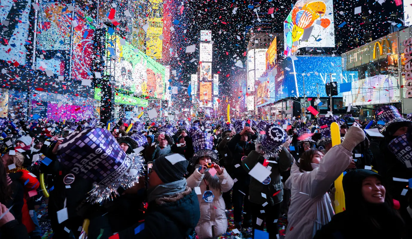Estados Unidos, una de las más esperadas celebraciones sucedió en Nueva York, con el tradicional globo que desciende a medida que la multitud hace el conteo regresivo en medio de una lluvia de confeti. Foto: Getty