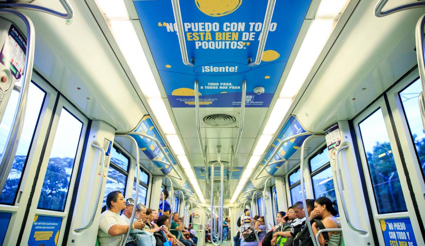 El Metro de Medellín, en alianza con la Alcaldía de Medellín, dio inicio a una innovadora iniciativa que busca transformar el sistema de transporte masivo en un espacio de promoción y cuidado de la salud mental. Desde el pasado martes 29 de octubre, los usuarios del Metro pueden disfrutar del “Tren de la Salud Mental”, una iniciativa que busca sensibilizar y educar sobre la importancia del bienestar emocional. Foto: Camilo Suárez Echeverry
