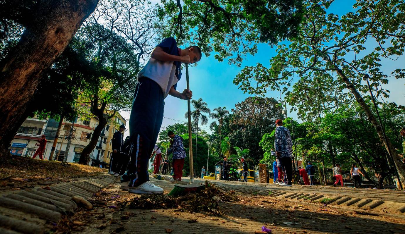 Recoger las basuras y desechos de los jardines y aceras no solo mejora la estética de la zona, sino que también tienen un impacto positivo en transeúntes. Foto: Camilo Suárez Echeverry