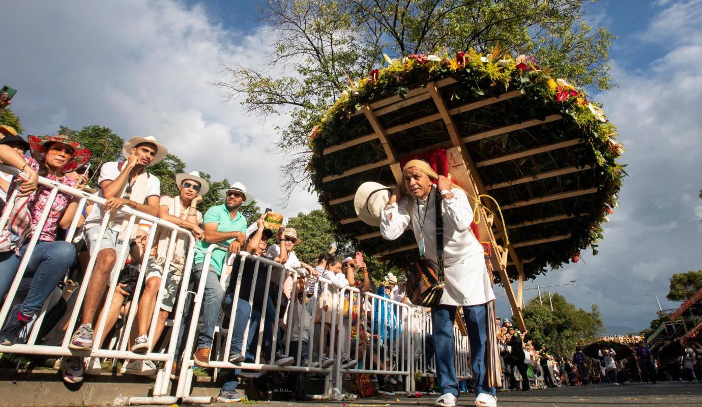 Este año, el desfile volvió a demostrar por qué es uno de los eventos más esperados de la feria, reuniendo a familias, amigos y turistas en torno a una tradición que trasciende generaciones. Foto: Esneyder Gutiérrez 