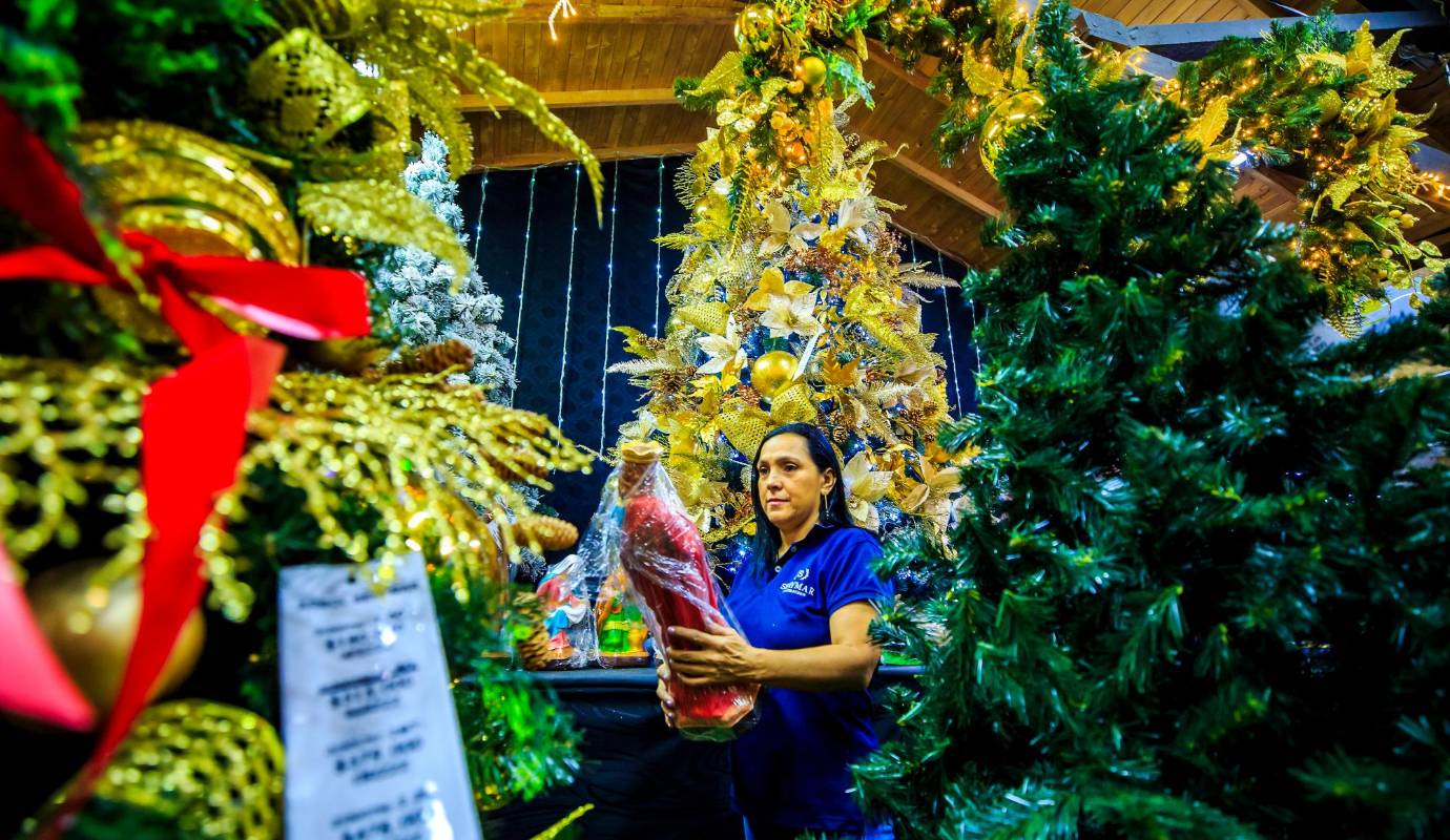 Las tiendas están repletas de todo tipo de adornos navideños, desde guirnaldas y árboles de Navidad hasta luces de distintos colores y tamaños, así como figuras clásicas que permiten a las familias decorar sus hogares y prepararse con tiempo para la celebración. Foto: Camilo Suárez Echeverry 